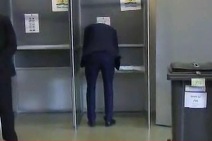 Türk düşmanı Wilders sandık başında