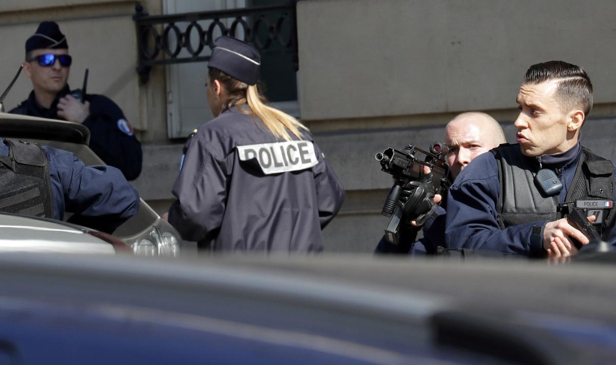 Fransa'da patlama ve silah sesleri