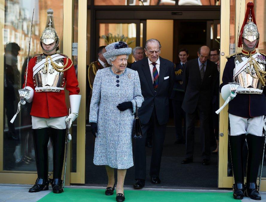 Kraliçe Elizabeth müze ziyaretinde