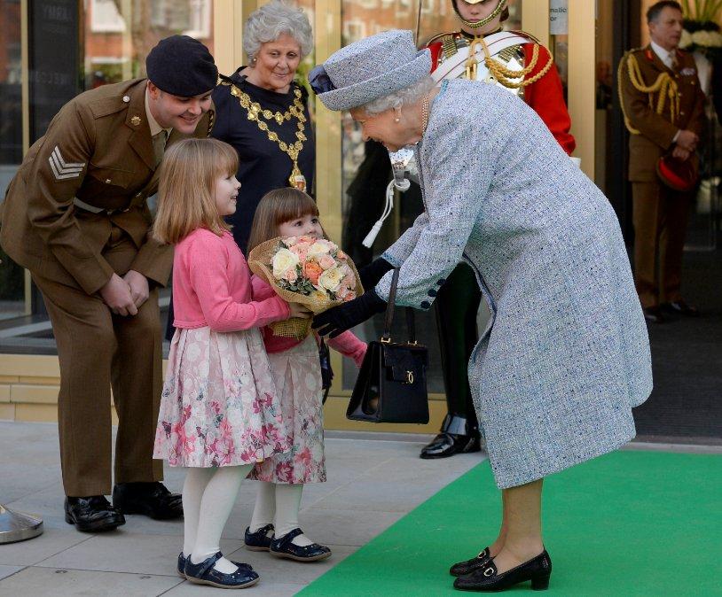 Kraliçe Elizabeth müze ziyaretinde