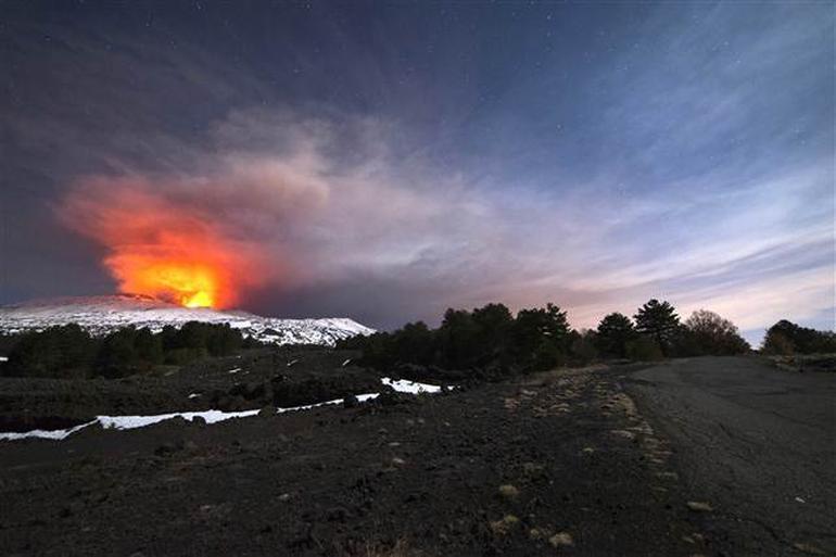 Etna Yanardağı patladı, BBC muhabiri de yaralandı