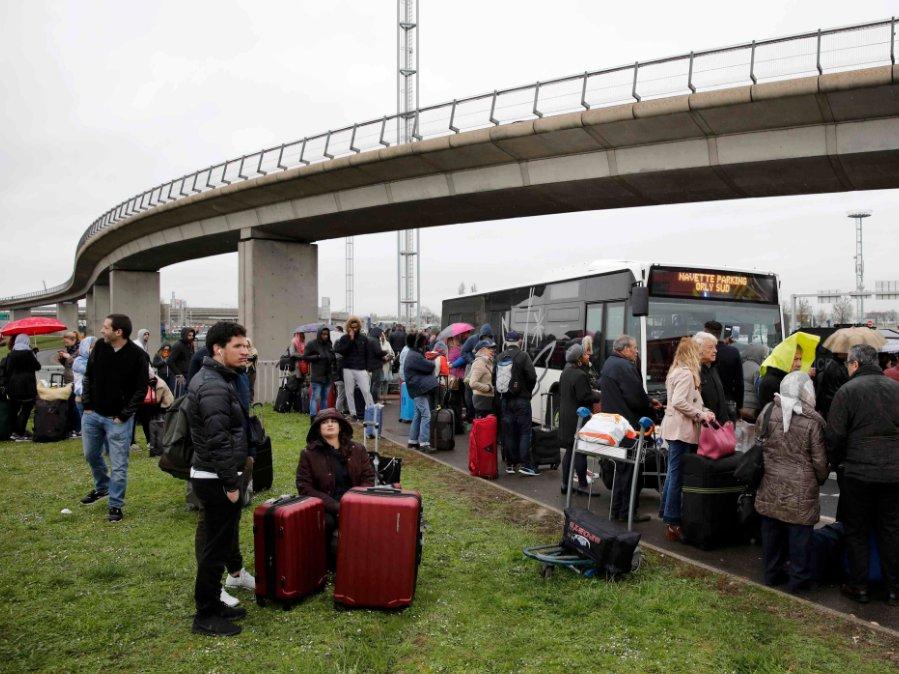 Paris'te iki terör saldırısı birden yaşandı