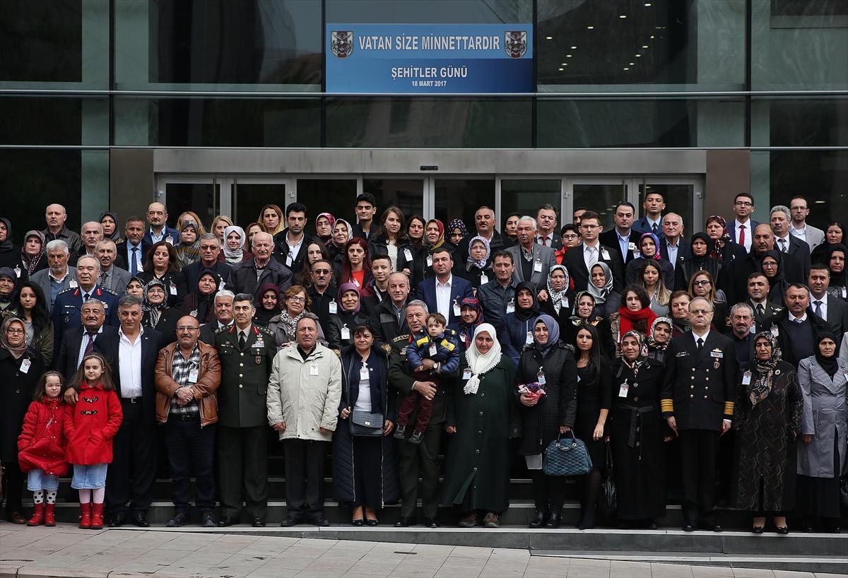 Hulusi Akar şehit aileleriyle yakından ilgilendi
