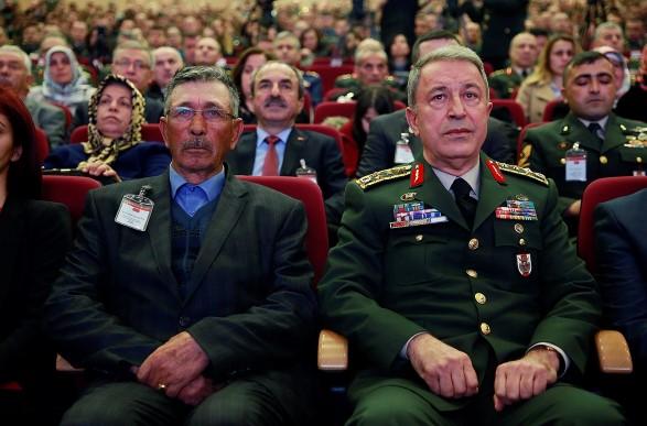 Hulusi Akar şehit aileleriyle yakından ilgilendi