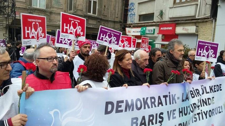 Doktorlar 'hayır' yürüyüşü yaptı