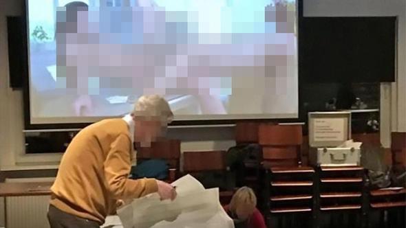 Hollanda oy sayım merkezinde porno yayını