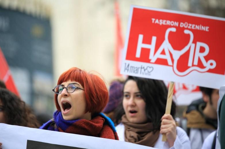 Doktorlar 'hayır' yürüyüşü yaptı