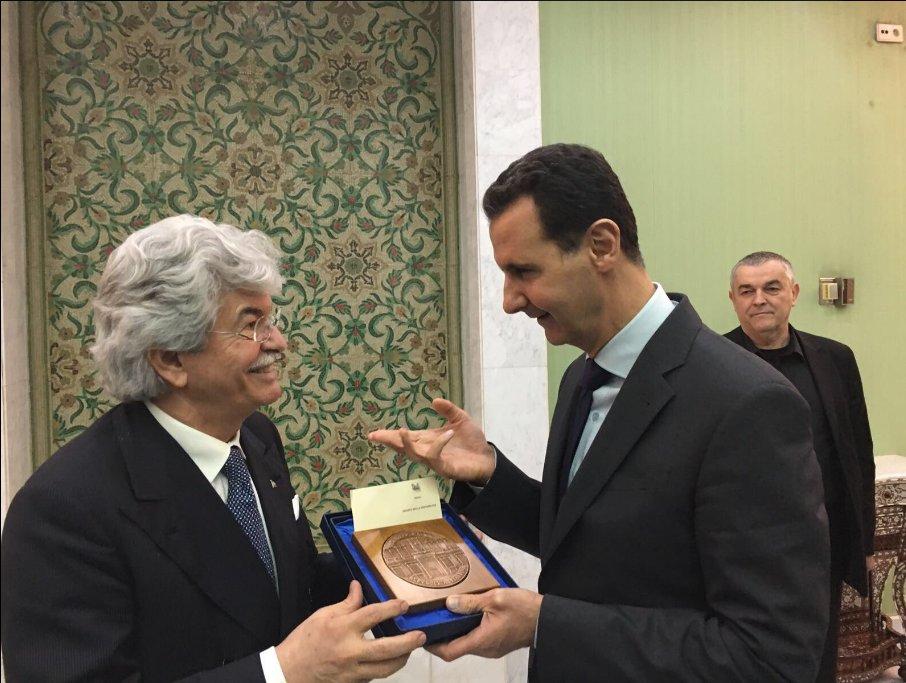 İtalyan senatör Esad'la selfie yaptı