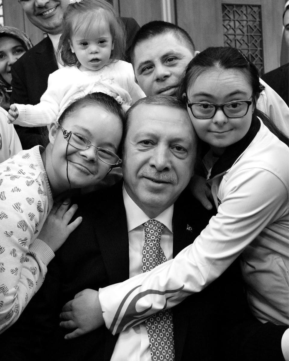 Cumhurbaşkanı Down sendromlu misafirlerini ağırladı