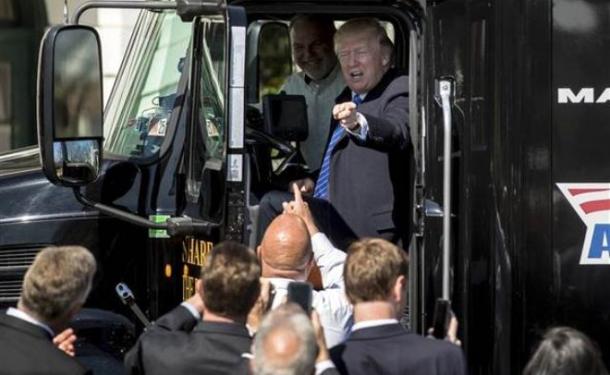 ABD Başkanı Trump TIR'cılarla buluştu