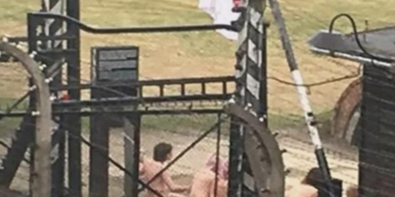 Polonya'da toplama kampında çıplak eylem