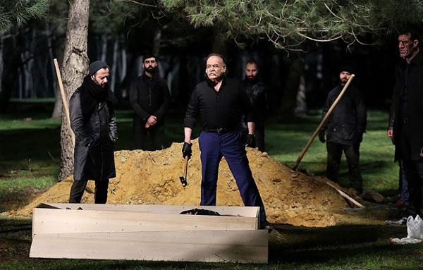 Uğur Yücel tabuta girdi, fenalaştı