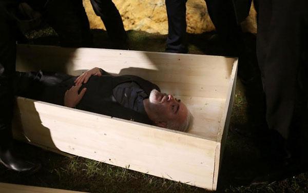 Uğur Yücel tabuta girdi, fenalaştı