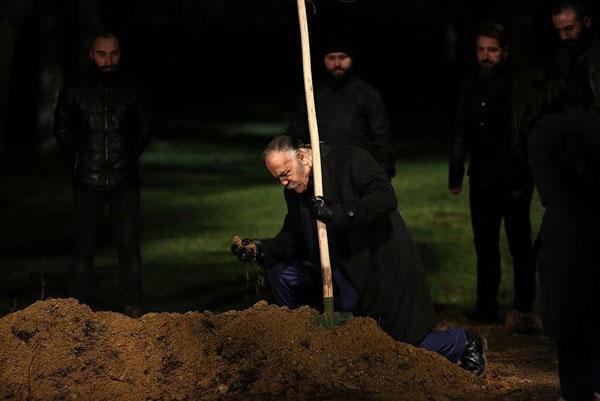 Uğur Yücel tabuta girdi, fenalaştı