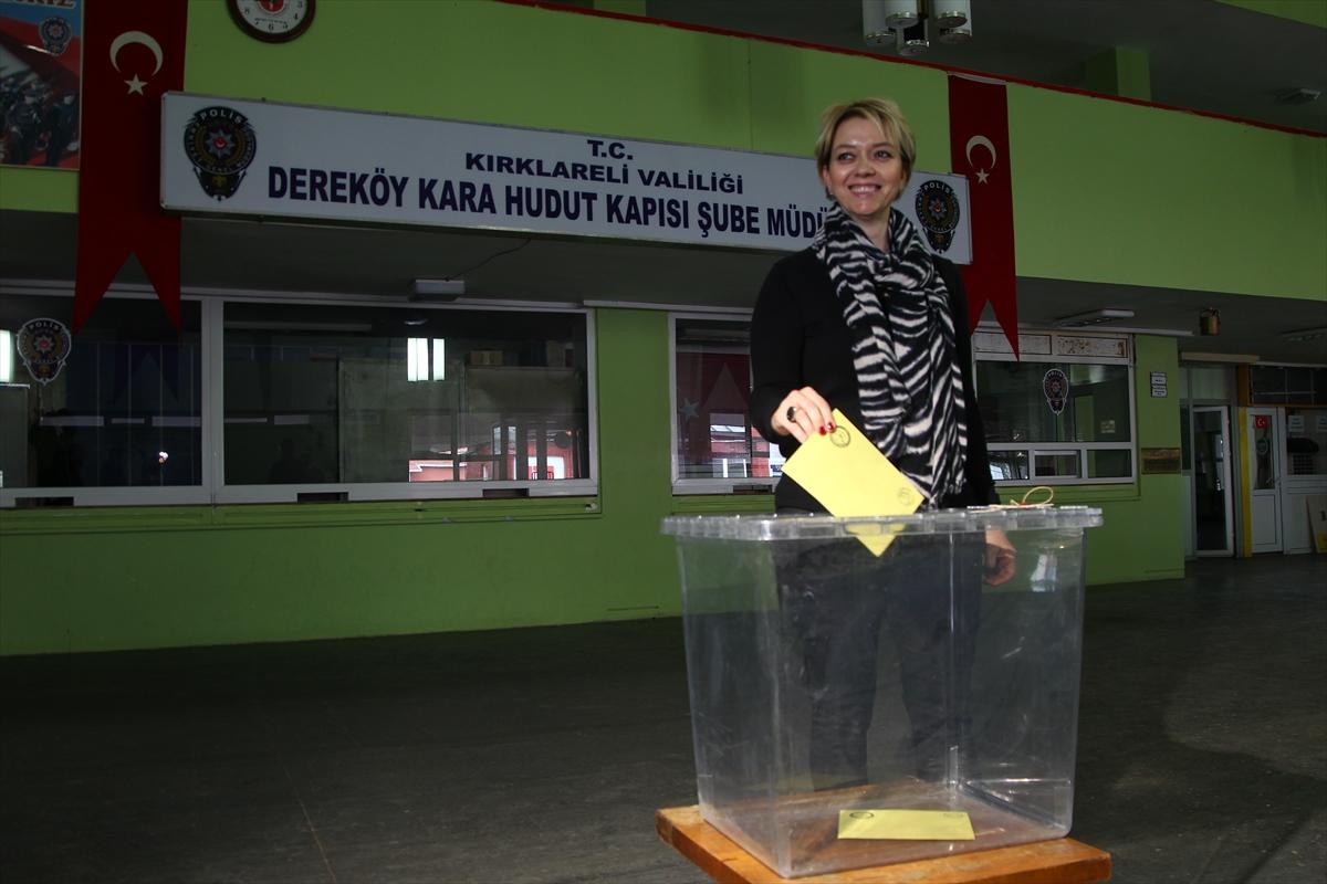 Gümrük kapılarında oy verme işlemi başladı