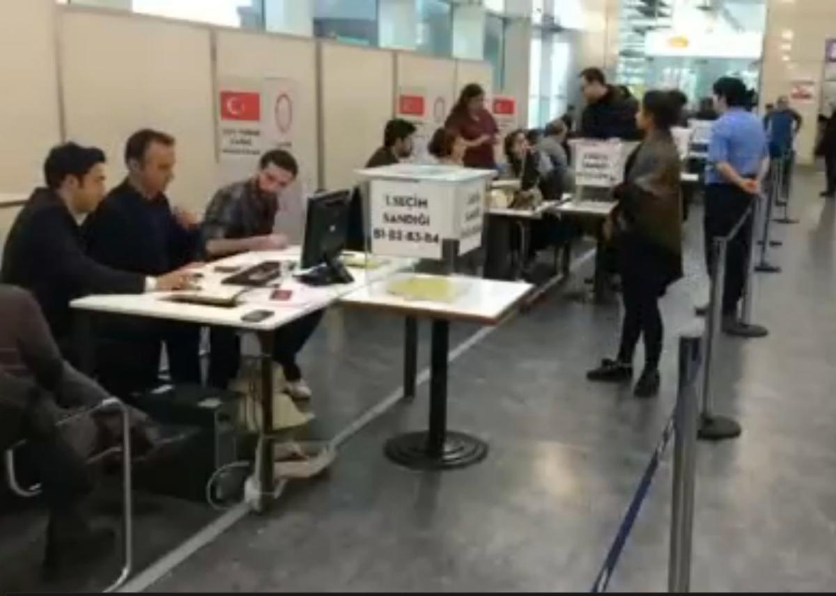 Referandum için oy verme işlemleri başladı