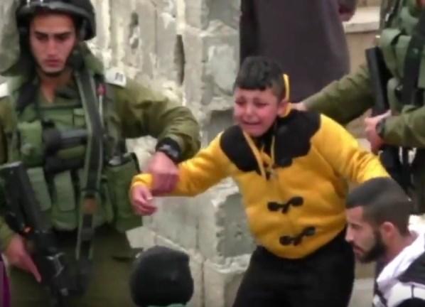 İsrail askeri Filistinli çocuğu yalın ayak sürükledi İZLE