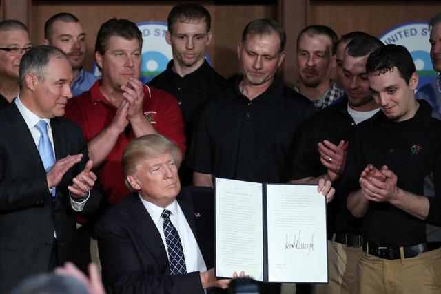 Trump çevresel regülasyonların iptalini imzaladı