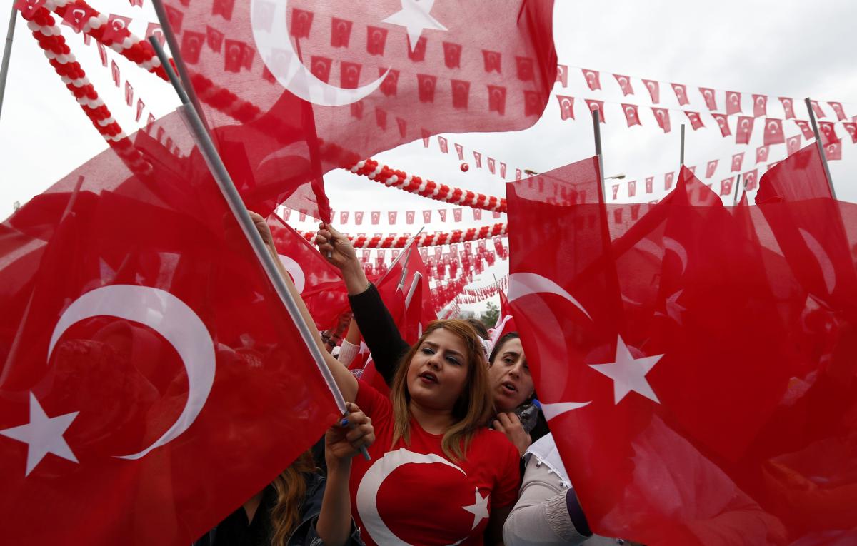 Diyarbakır Meydanı kırmızı-beyaz