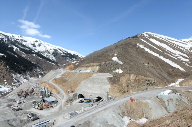 Eğribel Tüneli'nin yarısı tamamlandı