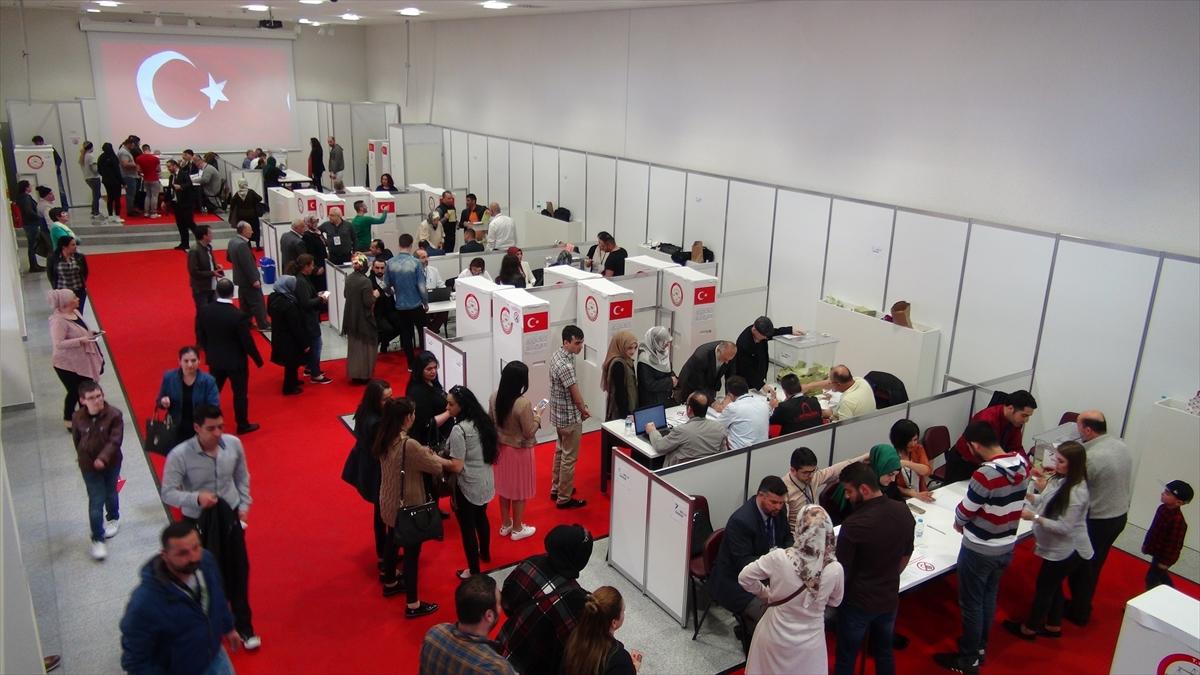 Almanya'daki sandıklarda uzun kuyruklar oluştu