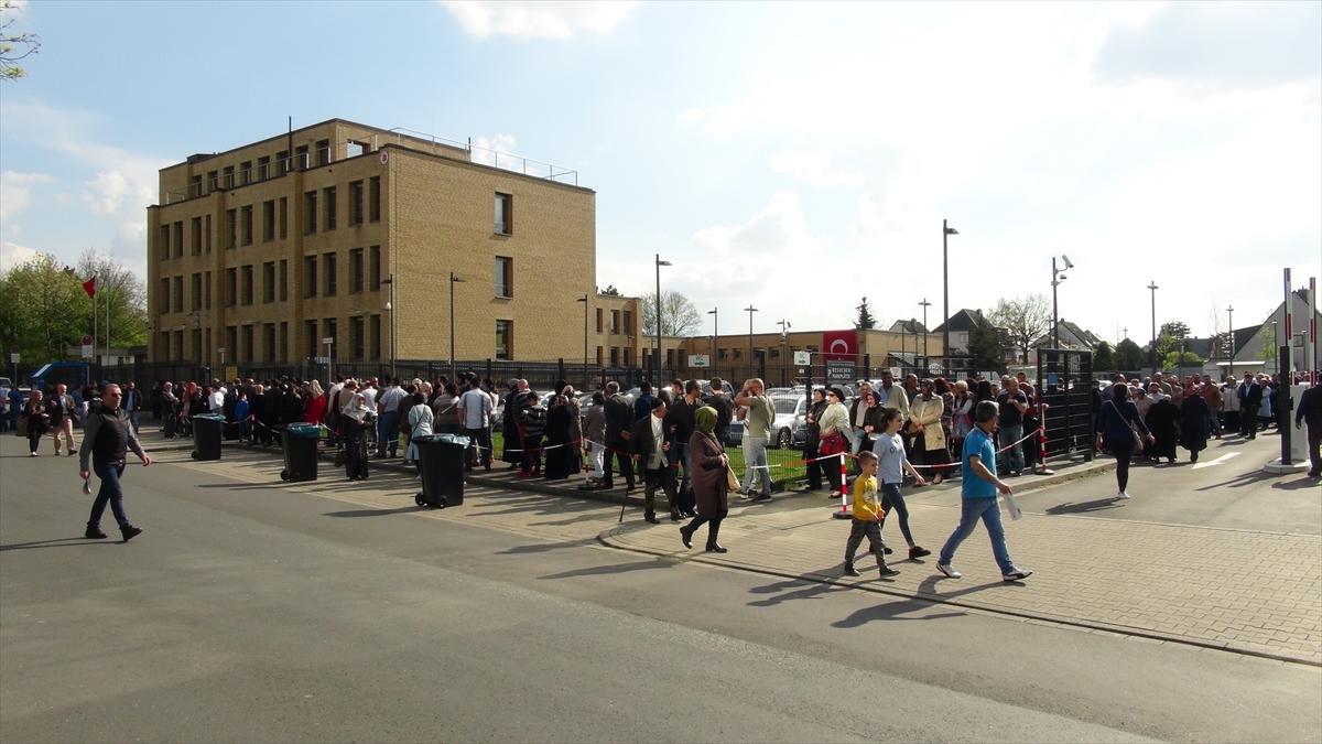 Almanya'daki sandıklarda uzun kuyruklar oluştu