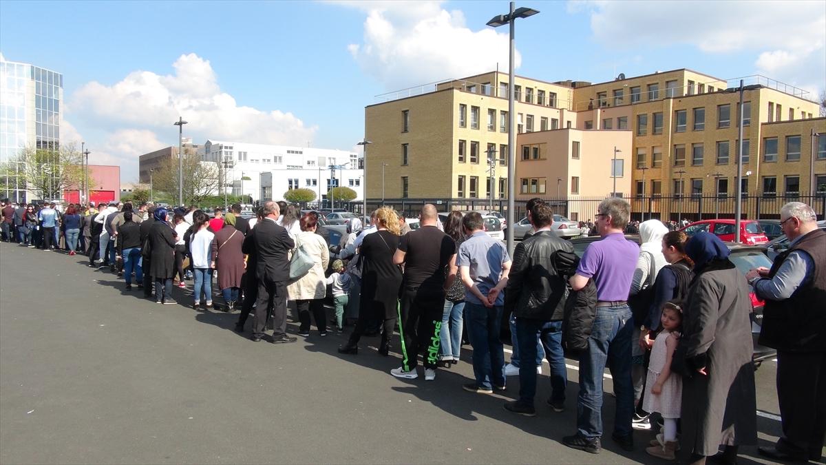 Almanya'daki sandıklarda uzun kuyruklar oluştu