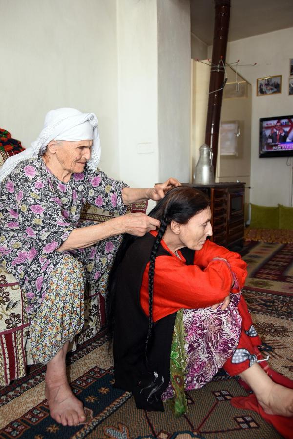 84 yaşında, tek başına 3 engelli kızına bakıyor