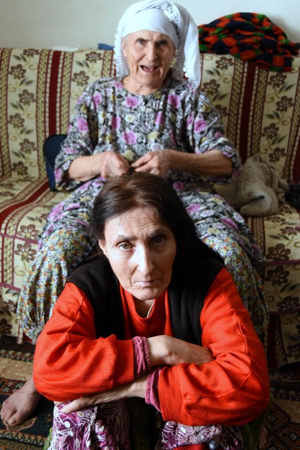84 yaşında, tek başına 3 engelli kızına bakıyor