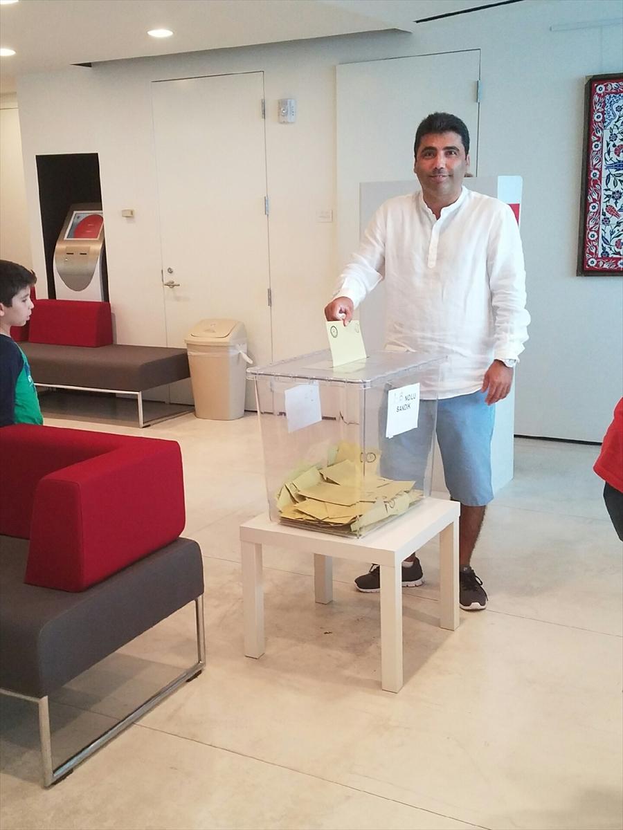 Miami'deki Türkler referandum için sandığa gitti