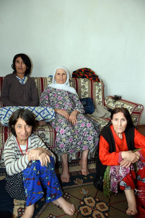 84 yaşında, tek başına 3 engelli kızına bakıyor