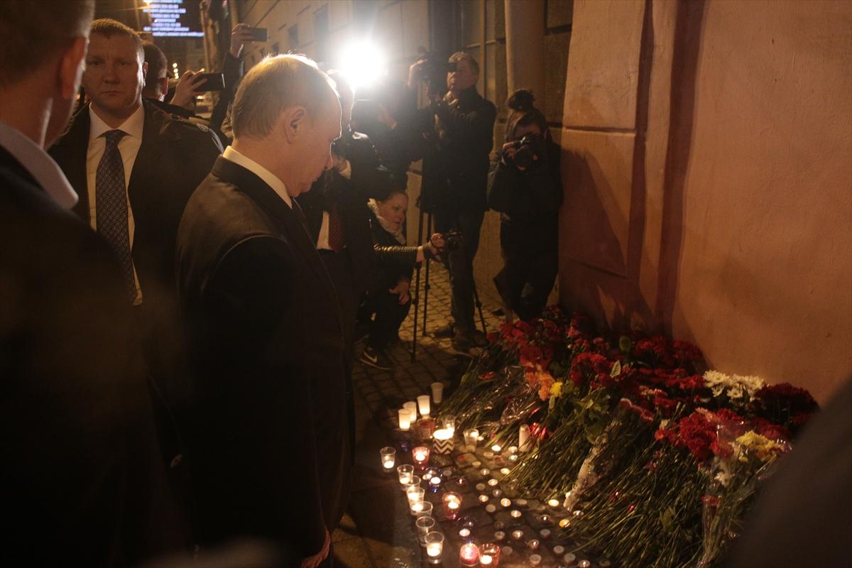 Putin, saldırının gerçekleştiği yere çiçek bıraktı