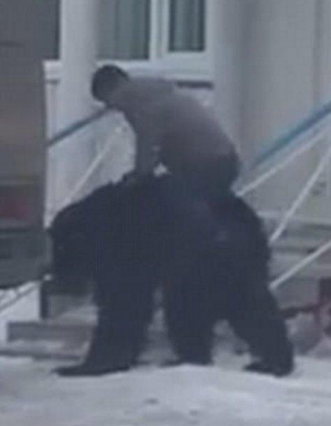 Rusya'da bir adam ayıya bindi