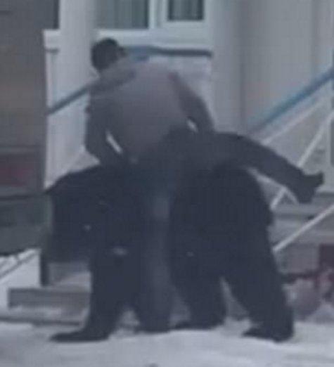 Rusya'da bir adam ayıya bindi