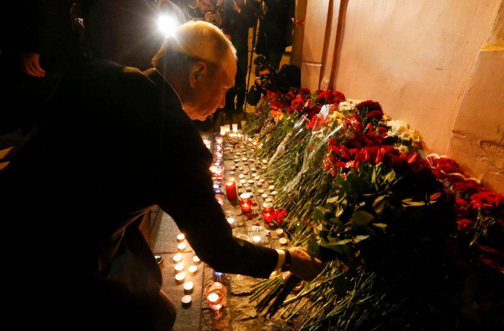 Putin, saldırının gerçekleştiği yere çiçek bıraktı