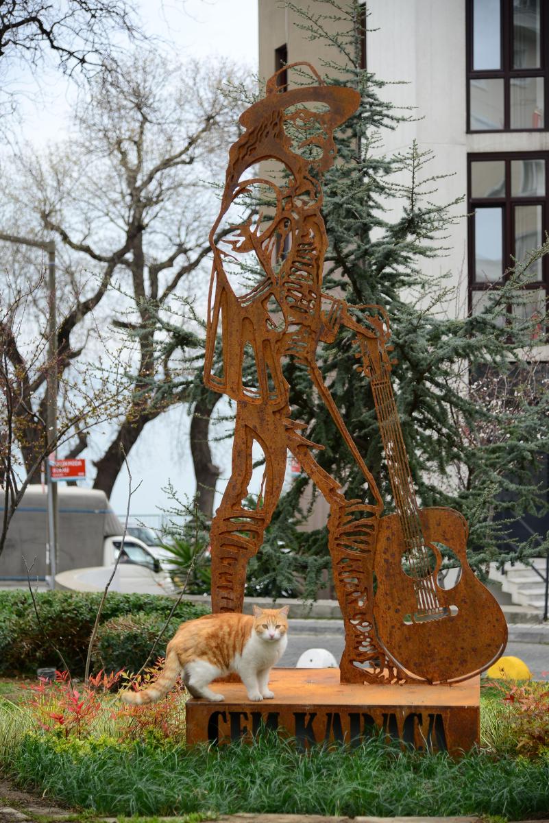 Cem Karaca'nın heykeli Moda'da