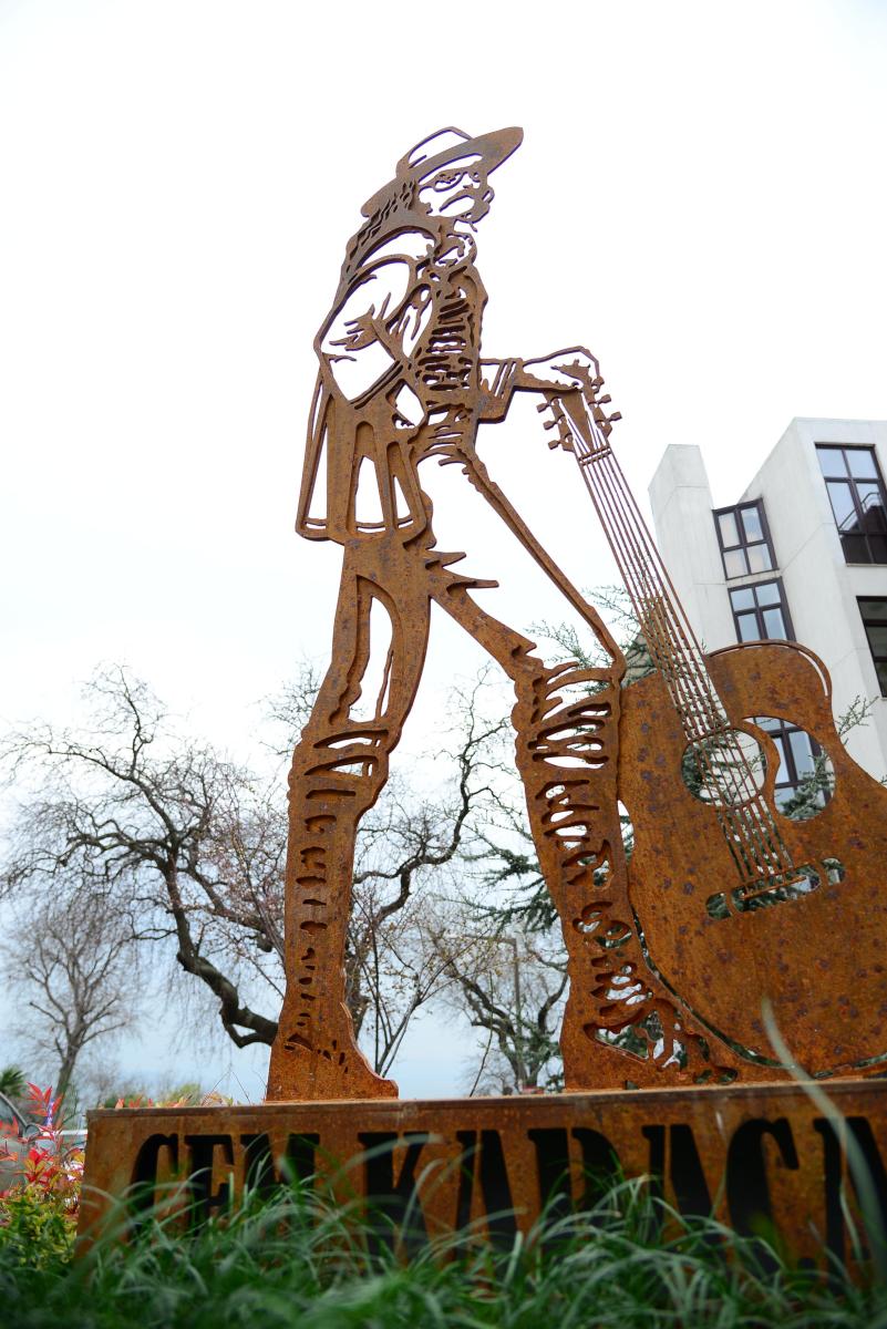 Cem Karaca'nın heykeli Moda'da