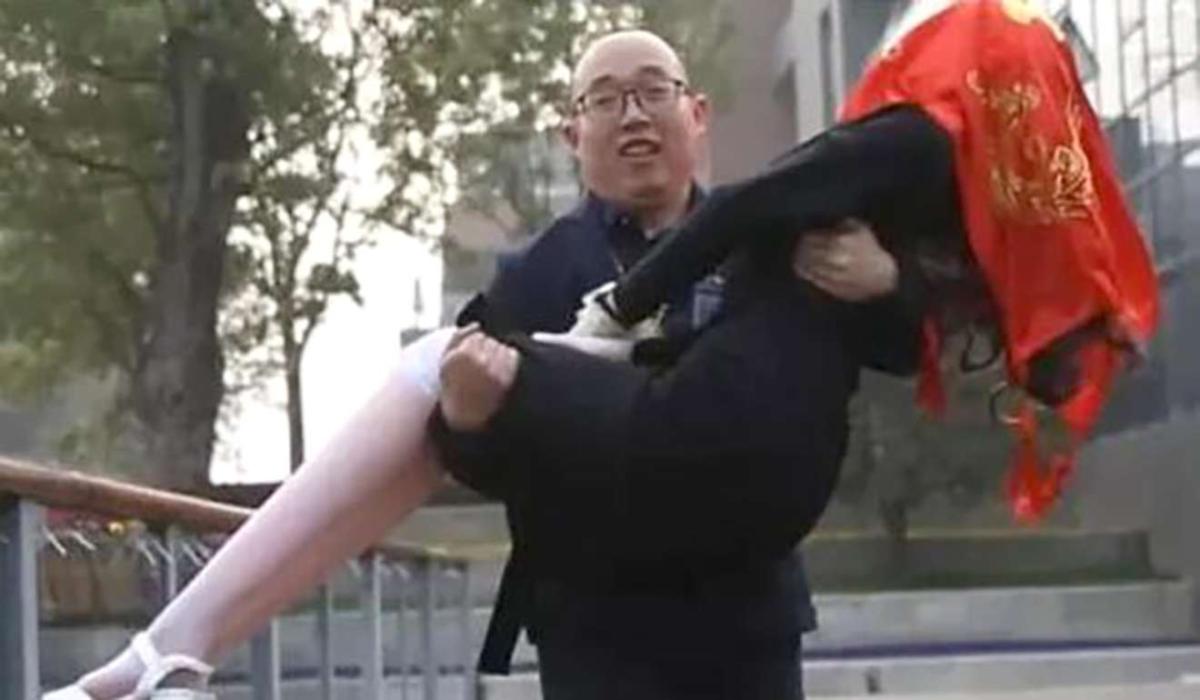 Aradığı kadını bulamayan adam robot kadınla evlendi