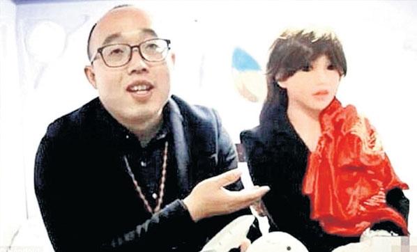 Aradığı kadını bulamayan adam robot kadınla evlendi