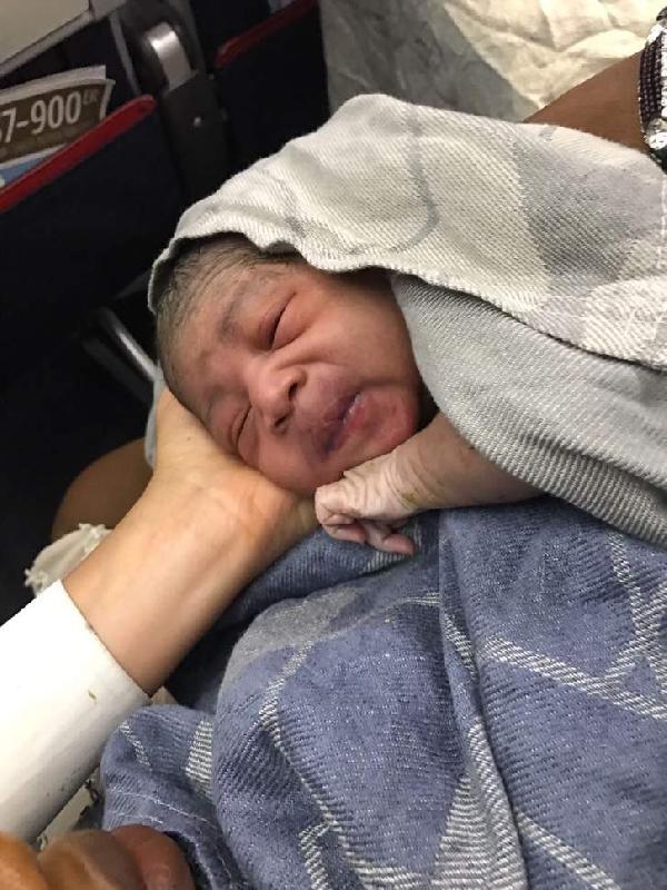 THY kabin ekibi hamile kadına doğum yaptırdı