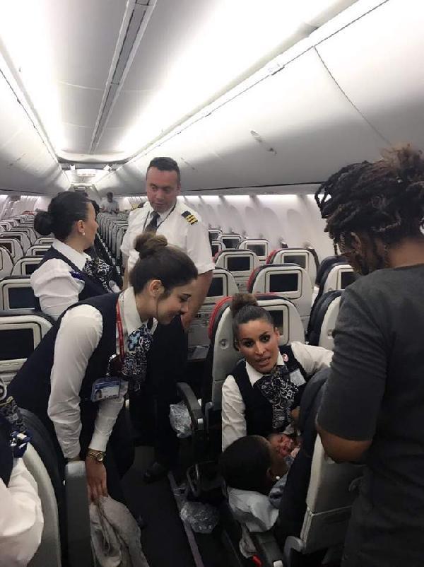 THY kabin ekibi hamile kadına doğum yaptırdı
