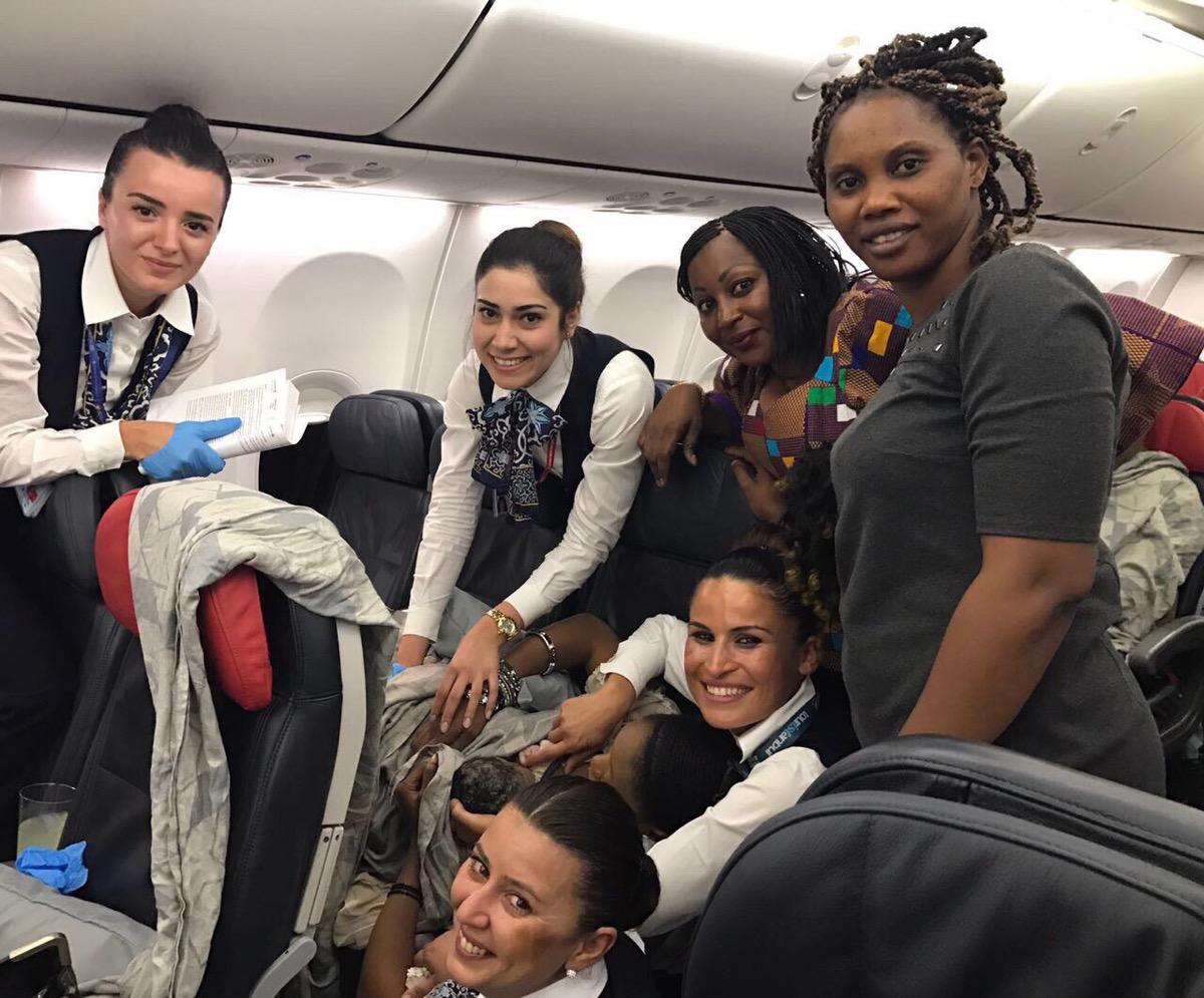 THY kabin ekibi hamile kadına doğum yaptırdı