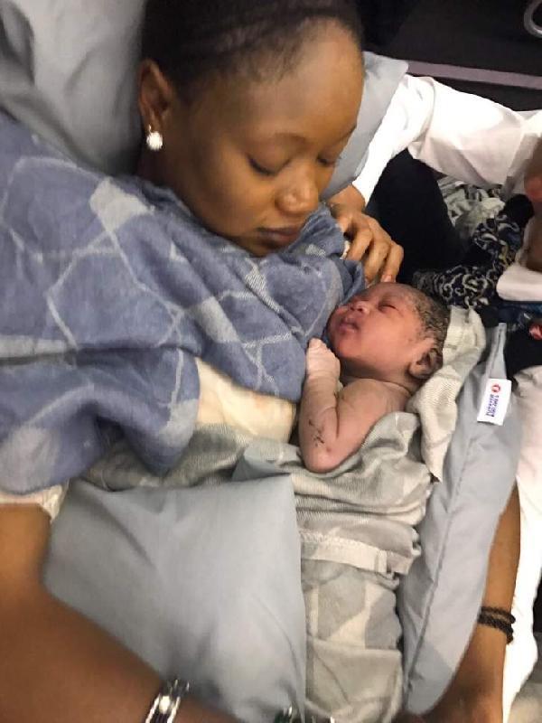 THY kabin ekibi hamile kadına doğum yaptırdı