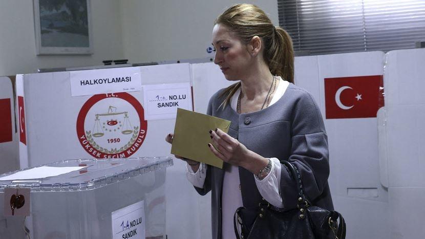 Yunanistan'daki Türkler referandum için sandığa gitti