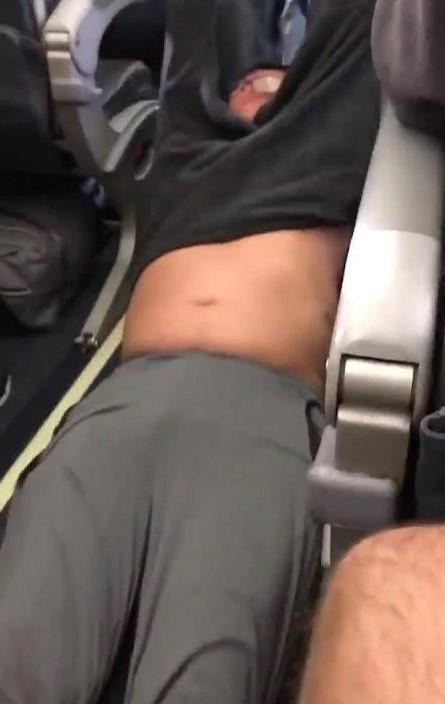 United Airlines yolcusu darp edildi