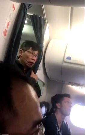 United Airlines yolcusu darp edildi