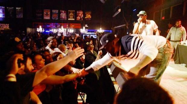 50 Cent hayranını yumrukladı