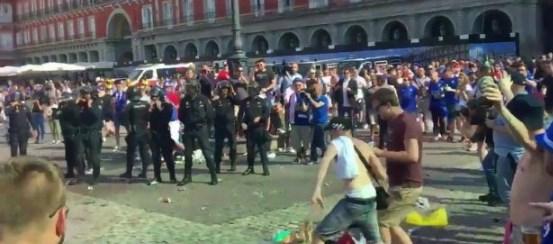 Cebelitarık bizim diyen İngiliz taraftar İspanya'da dayak yedi