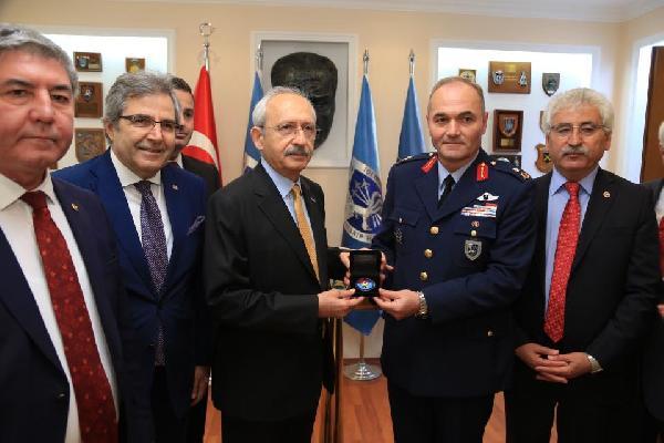 Kılıçdaroğlu'na askeri üste törenli karşılama