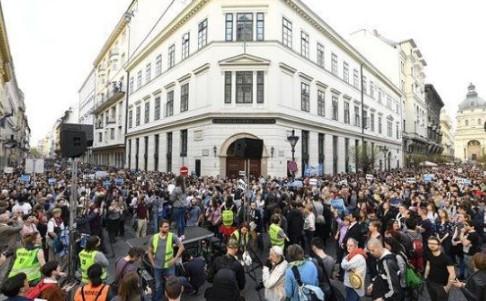 Macaristan yasa tasarısını protesto ediyor
